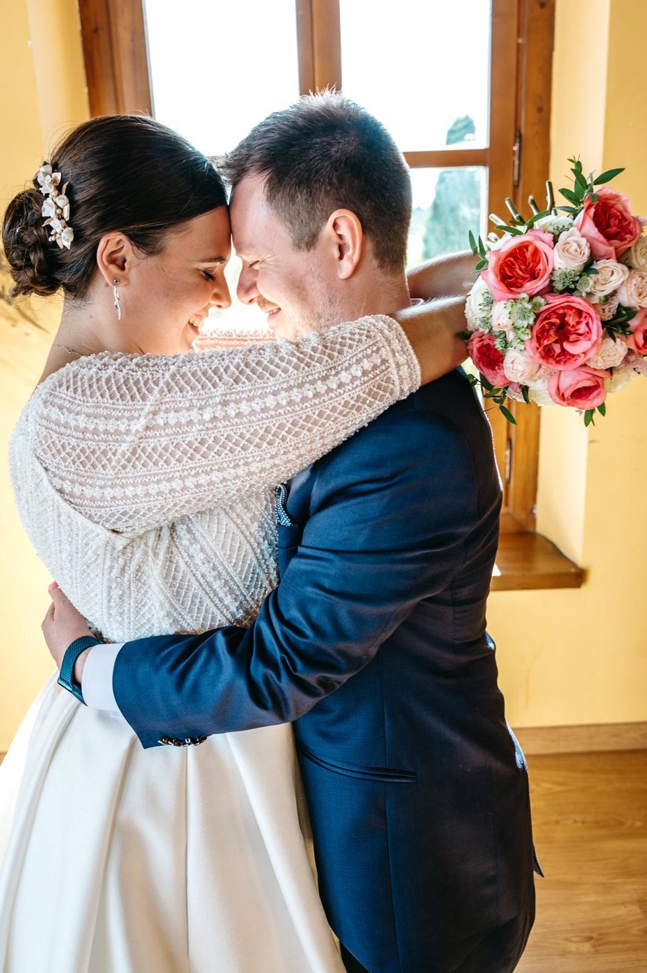Charlie y su mujer abrazados el día de su boda