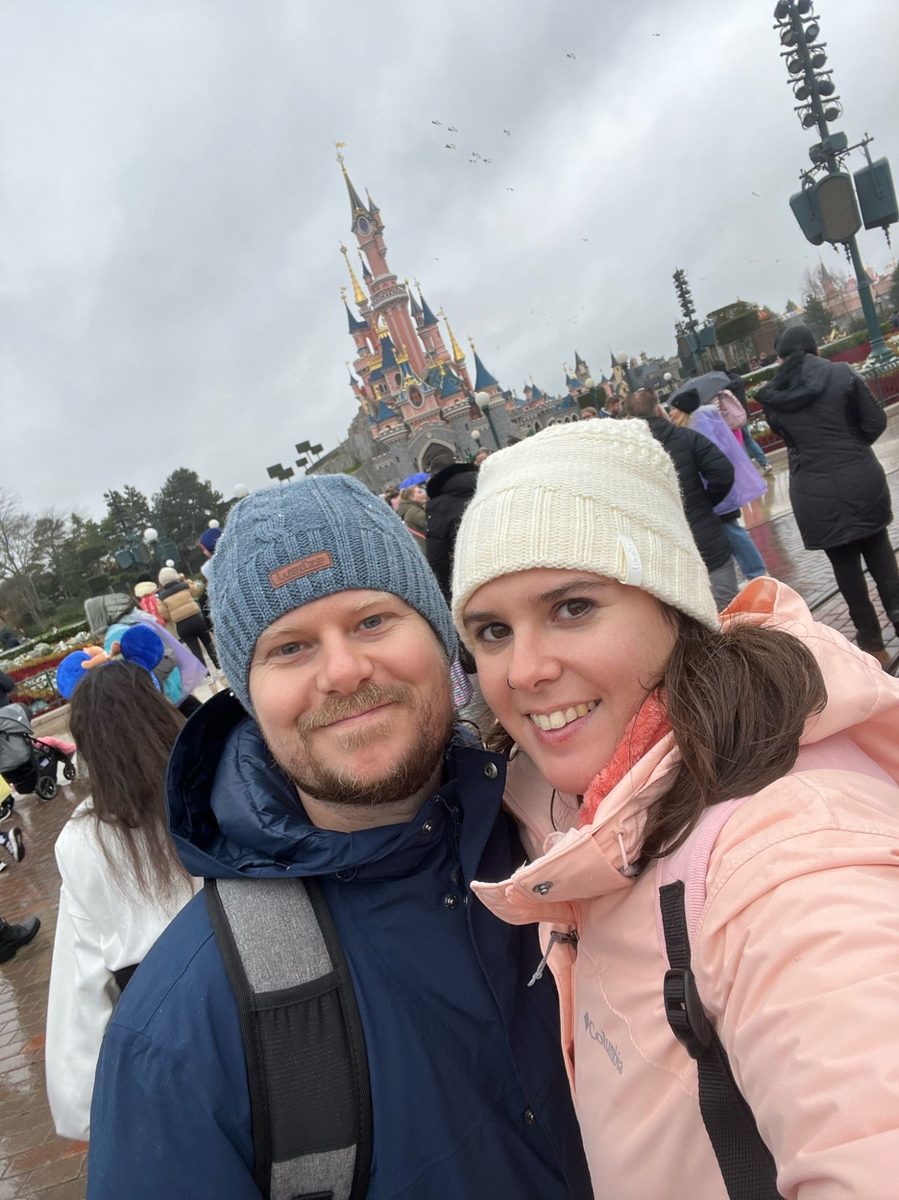 Charlie y su mujer en Disneyland París