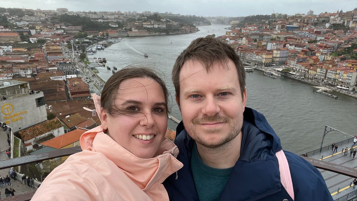 Charlie y su mujer en Oporto